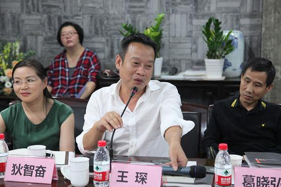 宁波代表性艺术家、宁波美术家协会副主席、宁波当代艺术学会副会长王琛发言