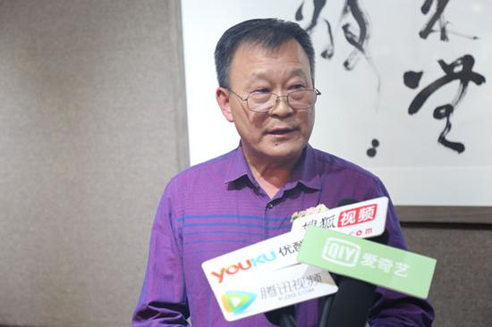 媒体采访北美书画协会主席翟文章