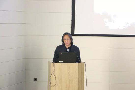 论坛现场：王南溟主持论坛