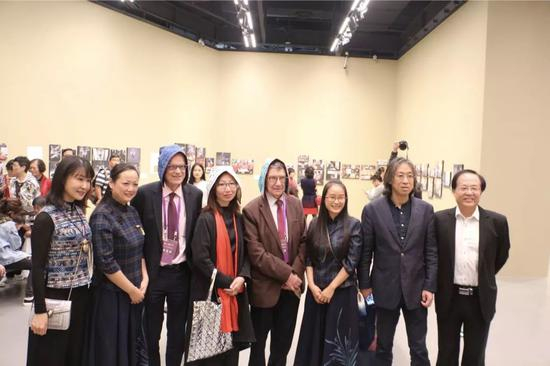 国际民间艺术组织荣誉副主席伊廷、民间艺术弗兰德学院主席莱克曼与策展人、十字挑花绣娘合影