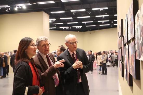 　　国际民间艺术组织荣誉副主席伊廷、民间艺术弗兰德学院主席莱克曼与上海美术学院副教授马琳在展览现场