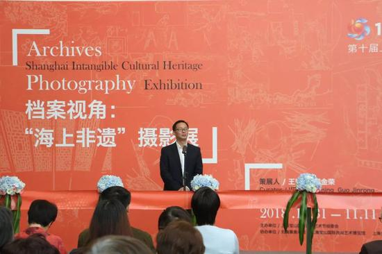 开幕式现场：上海交大海外教育学院党总支书记姚奕致词