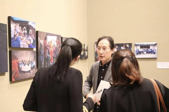 策展人郭金荣在展览现场