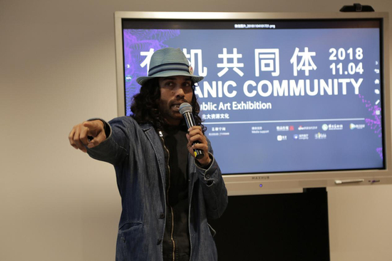 参展艺术家代表巴拉特·辛格（印度）在展览开幕式上致辞