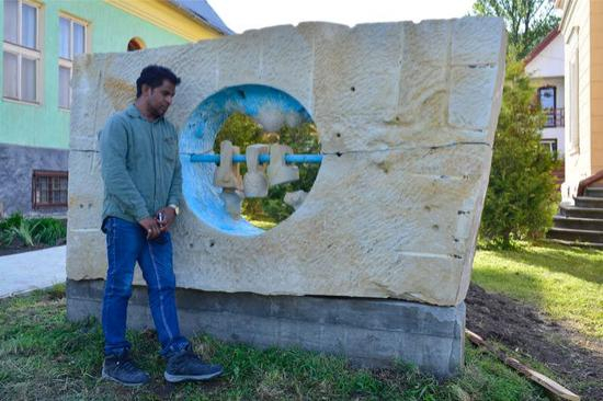 印度雕塑家chander parkash在作品前留影