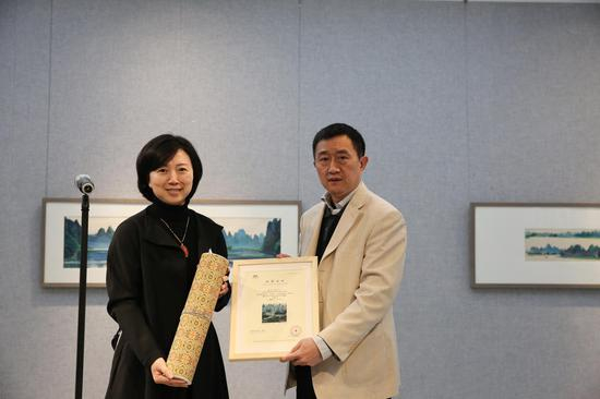桂林市花桥美术馆馆长邱丽萍接收姚奎画作并颁发馆藏证书
