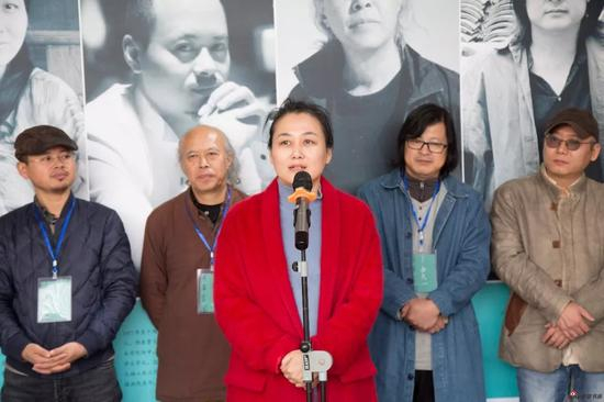参展画家孔燕女士讲话