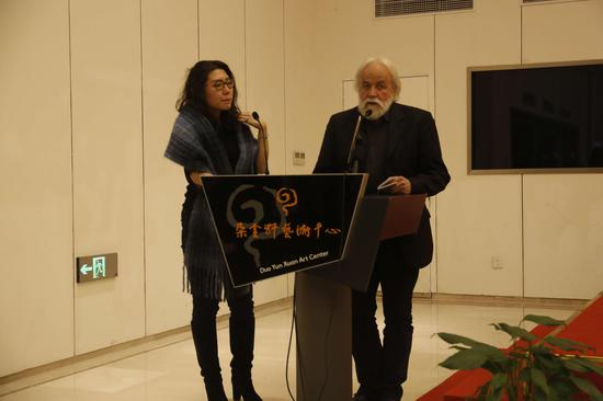 开幕式现场：法国界外艺术协会主席吉·达勒维先生致辞