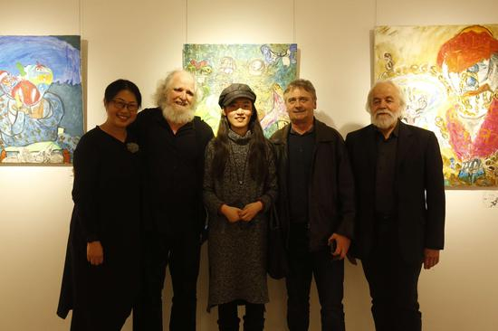 　　展览现场：法国界外艺术协会主席吉·达勒维先生、法国界外艺术协会的主创人洛翰先生、法国巴黎大皇宫策展人之一如埃尔·凯斯班先生与与参展艺术家李俊，胡琪琪合影