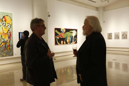 展览现场：法国界外艺术协会主席吉·达勒维先生和法国巴黎大皇宫策展人之一如埃尔·凯斯班先生在展览现场