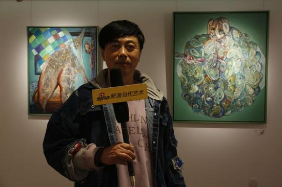 展览现场：艺术家黄药接受采访