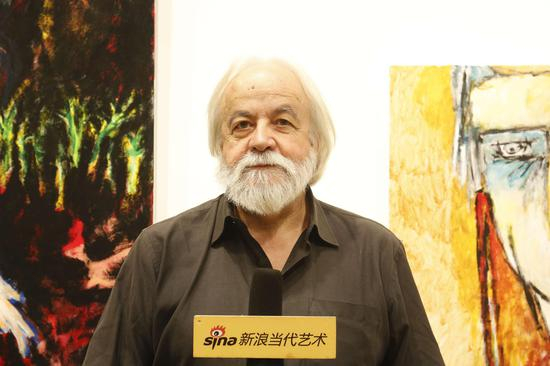 展览现场：法国界外艺术双年展组委会主席吉·达勒维接受采访