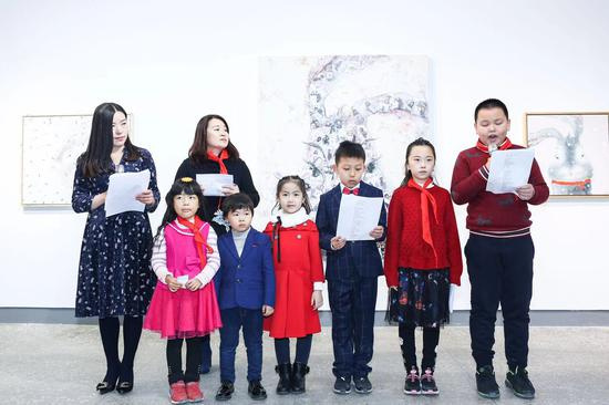 作家桦之，北京有缘世纪总经理朱霞带领孩子们朗诵诗歌