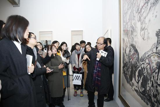 策展人张晓凌、鲁虹为媒体和观众导览&nbsp;