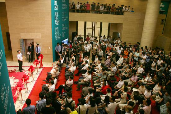 　　“图像·历史·存在：泰康人寿保险股份有限公司成立十五周年艺术品收藏展”开幕现场，中国美术馆，2011
