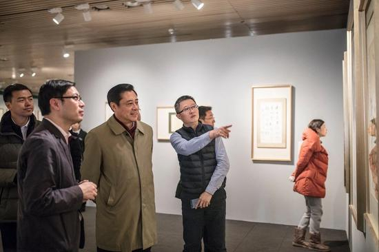 中国文联副主席董伟（左三）参观展览