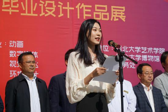 毕业生代表董海逸发言