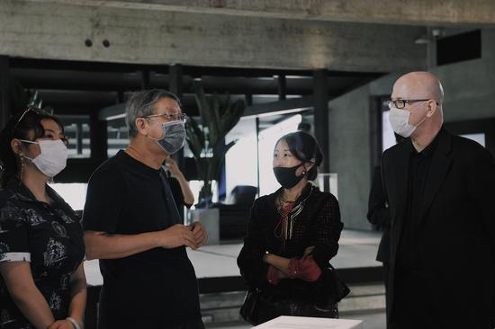 　　策展人导览，山中天艺术中心（Wind H Art Center）开馆展“从屏幕到观念——50年的历史”展览现场-