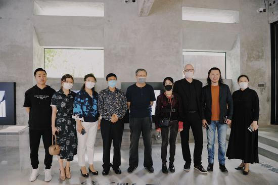 　　策展人导览，山中天艺术中心（Wind H Art Center）开馆展“从屏幕到观念——50年的历史”展览现场-部分嘉宾合影