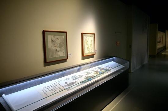 展墙,陈谷长作品、展柜长卷,苏春生作品