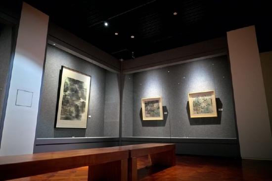 左一,汪家芳作品、右一/右二,张培成作品