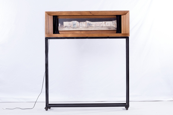 　　第二幕《镜子》 尺寸：138.5x24.5x158cm （不包括展示架） 材料：卡斯楠木，窗帘轨道，LED微型射灯，黑色褶皱金丝绒，布面油画 2016——2017