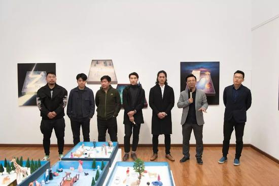 开幕式嘉宾，从右到左：学术支持段君，本次展览策展人李裕君，艺术家黄赛峰，北极熊画廊负责人黄君辉，著名艺术家刘芯涛，白盒子艺术馆副馆长曹茂超，自由策展人齐廷杰