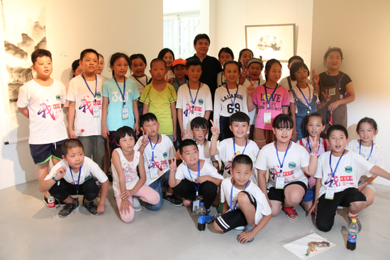 画家何阳与夏令营小朋友合影 