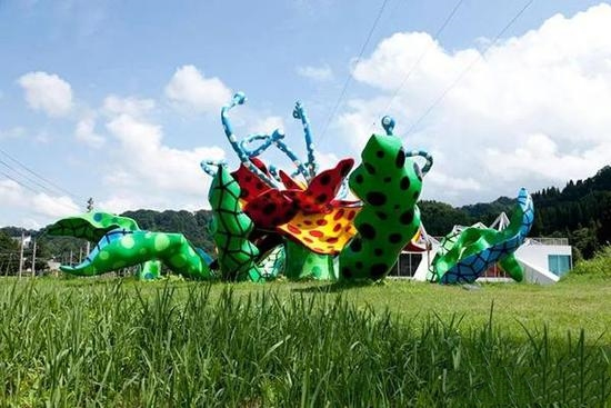 草间弥生作品《花开妻有》，图片来源：越后妻有大地艺术节