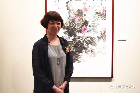 福州大学工艺美术学院教授李金仙接受媒体采访