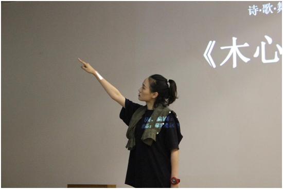 《木心•人曲》的演员在半空间演绎了一番剧中的精彩片段，音乐为剧中原创插曲《流淌》