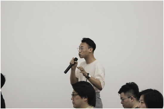 现场观众与剧组主创团队进行问答交流互动