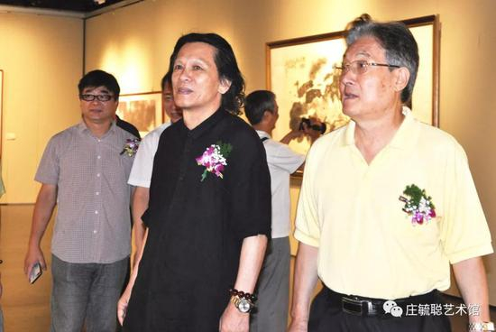 庄毓聪先生陪同孙安民先生观摩作品