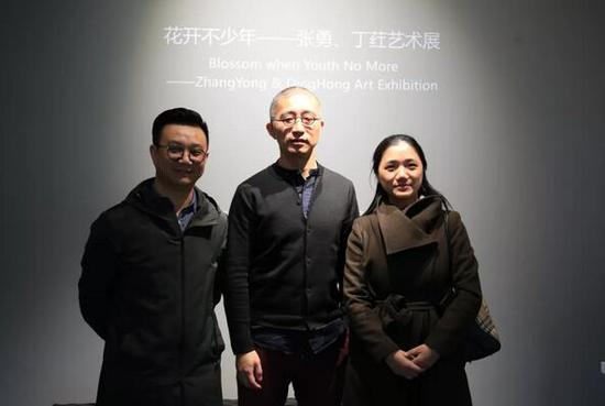 展览现场。左起：“不同艺见”执行馆长李裕君、艺术家张勇、雅昌艺术网总编谢慕