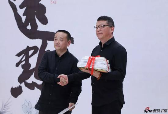 陈危冰向母校图书馆赠送作品集