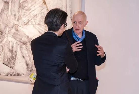 　　收藏家、慈善家Stephen Lesser（右），作为洛杉矶郡立博物馆东亚艺术协会成员，曾将其收藏的郑重宾重要作品捐赠给博物馆馆藏
