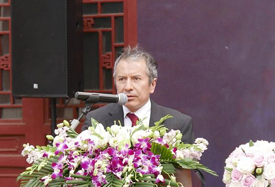 赛克勒基金会女爵士国际展览项目负责人及策展人米盖尔·贝纳维德斯先生致辞