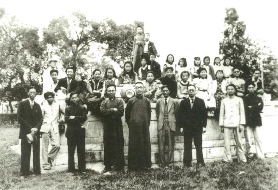 国立艺专教师合影，前排左四为方干民，左五为潘天寿