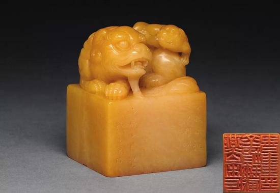 　杨玉璇制钮 寿山田黄石太狮少狮钮方章 　4×4×5 cm；164g 　成交价：RMB 6，670，000
