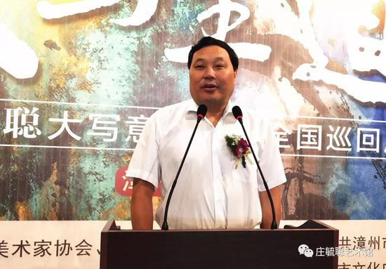 福建省文联党组书记、副主席张作兴宣布展览开幕