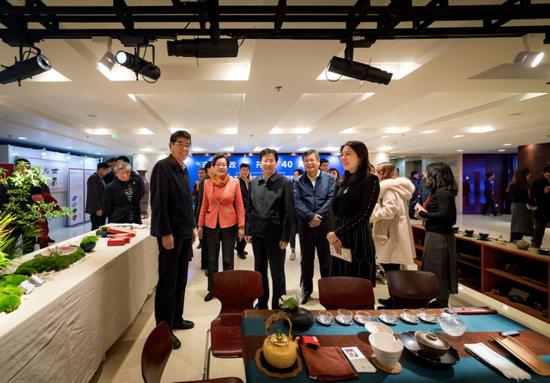 　　全国政协副主席、全国工商联主席 高云龙（左三） 全国工商联副主席 鲁勇 （左一） 全国工商联女企业家商会会长、中贸圣佳国际拍卖有限公司董事长、大千当代艺术中心理事长刘亭（左二）