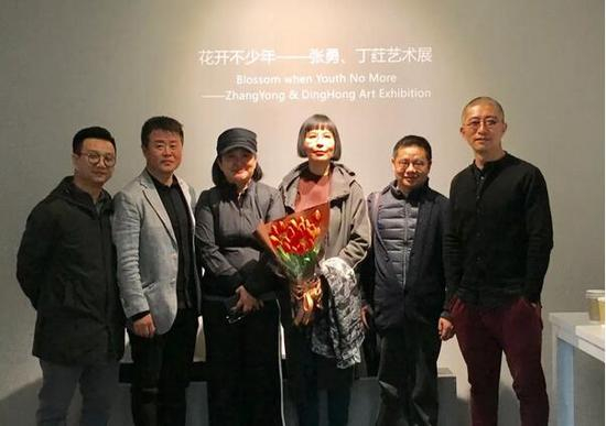 展览现场，左起：“不同艺见”执行馆长李裕君、“不同艺见”董事长邵伟、原银川当代美术馆艺术总监谢素贞、展览艺术家丁荭、中央美术学院中国画学院教授丘挺、展览艺术家张勇