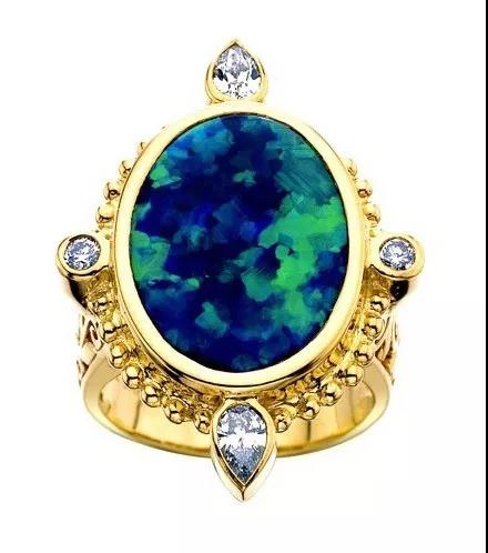 　　Black Beauty黄金戒指。欧泊主石来自世界最著名的黑欧泊产区——澳洲闪电岭，具有蓝绿变彩，仿佛印象派画家的笔触。