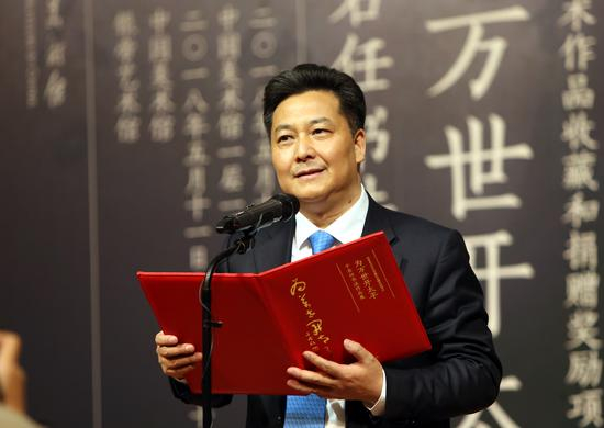 中国侨联副主席、银帝集团董事局主席朱奕龙在开幕式上致辞