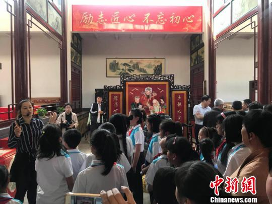 　　平遥推光漆器在唐代即负盛名，是“中国四大名漆器”之一，被誉为晋商故里平遥的“三绝”之一。　胡健 摄