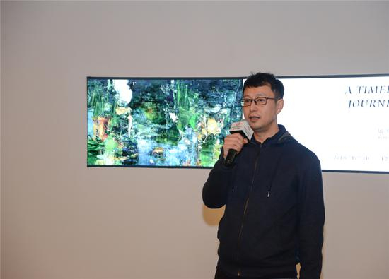 开幕式现场艺术家屠宏涛致辞