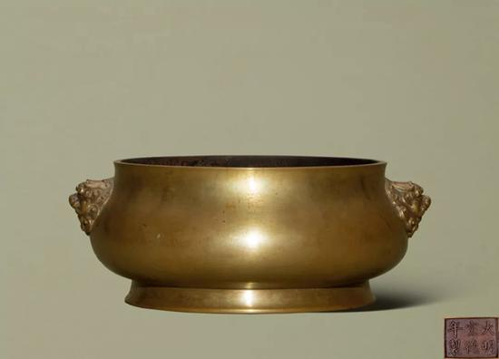 　　Lot 1151 　　清中期 铜狮耳炉 　　‘大明宣德年制’款 　　H：8.5cm 　　D：17cm 　　W：1809g