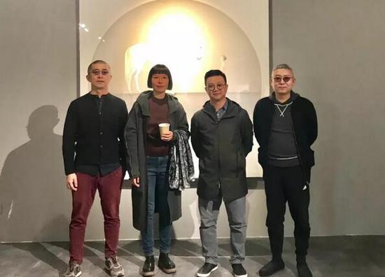 展览现场合影，左起：艺术家张勇、丁荭、“不同艺见”执行馆长李裕君、艺术家屠鸿辉