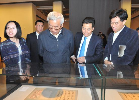 参加开幕式的嘉宾兴致勃勃地观看展览