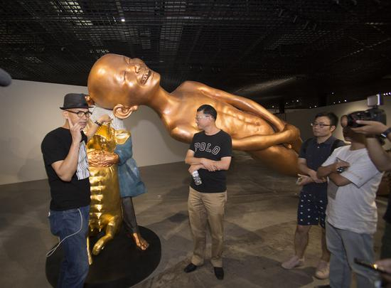 艺术家陈文令与策展人顾振清在超旷美术馆导览&nbsp;图片：徐磊工作室